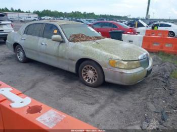 Salvage Lincoln Towncar