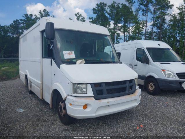  Salvage Isuzu Commercial Van