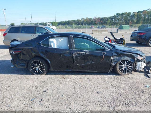 Toyota Camry Se Image 12