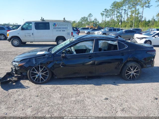 Toyota Camry Se Image 10