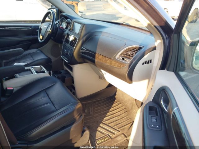 Chrysler Town & Country Touring Image 3