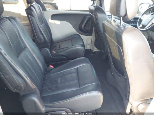 Chrysler Town & Country Touring Image 4