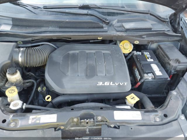 Chrysler Town & Country Touring Image 10