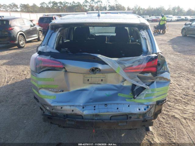 Toyota RAV4 Xle Image 11