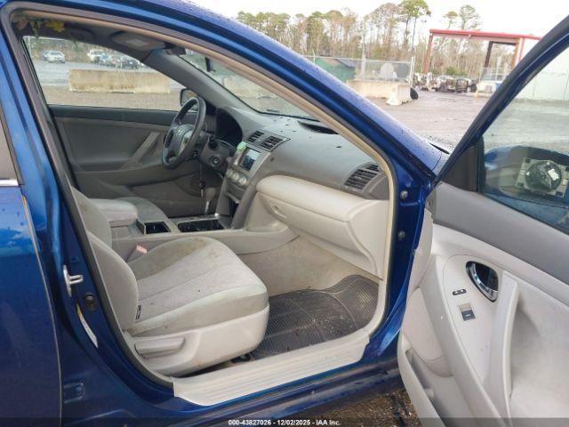 Toyota Camry Le Image 6