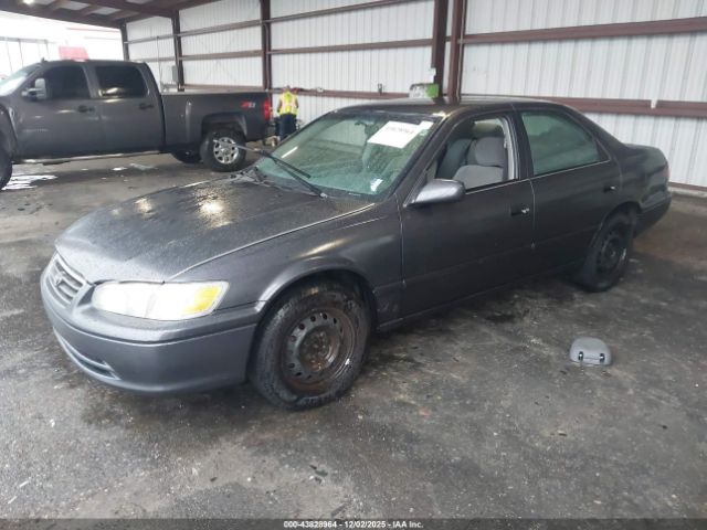 Toyota Camry Le Image 3