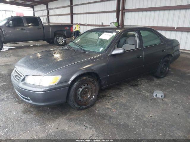 Toyota Camry Le Image 3