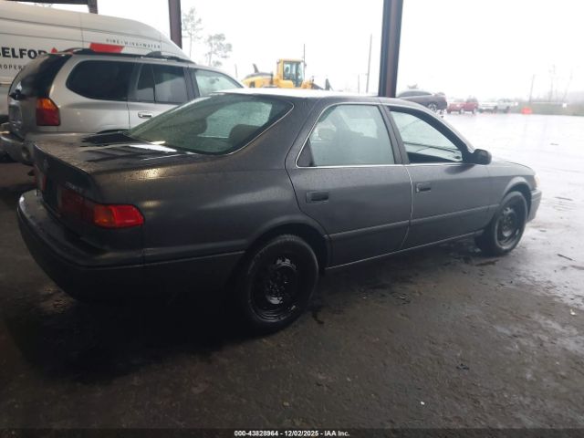 Toyota Camry Le Image 2