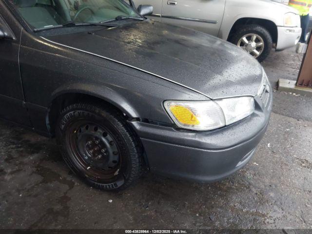 Toyota Camry Le Image 7