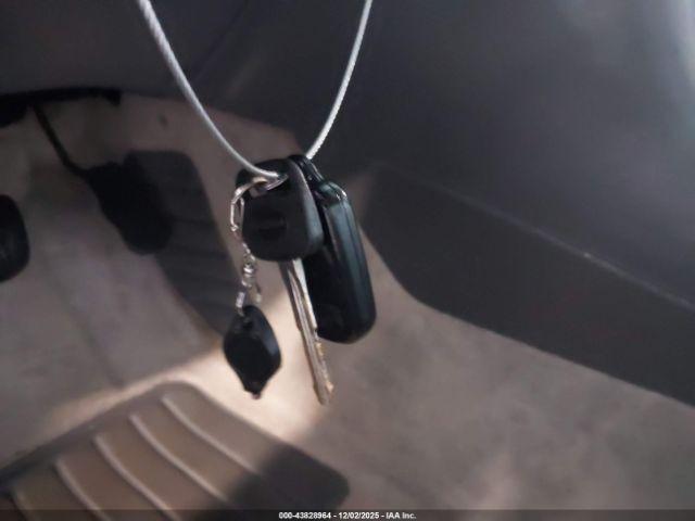 Toyota Camry Le Image 5