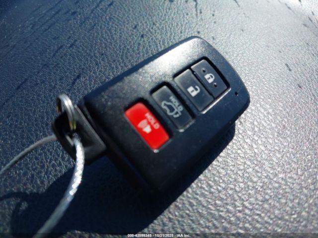 Toyota RAV4 Limited Image 8