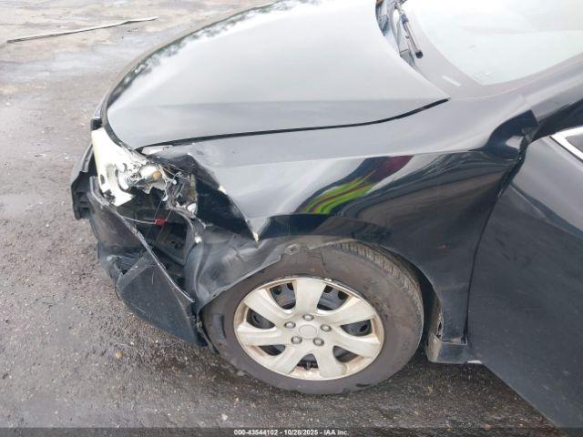 Toyota Camry Le Image 7