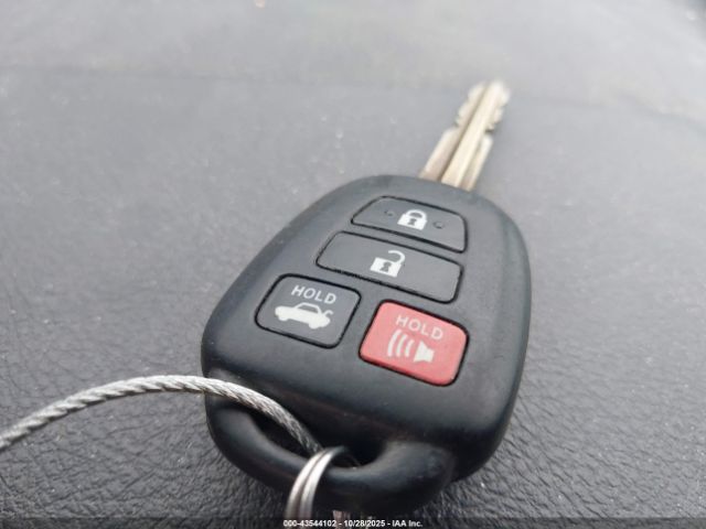 Toyota Camry Le Image 10