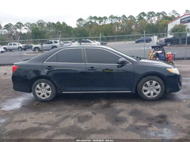 Toyota Camry Le Image 9