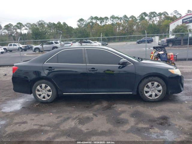 Toyota Camry Le Image 9