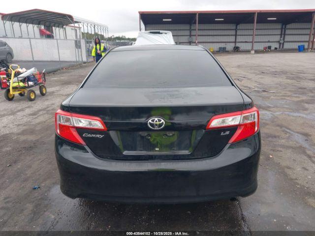 Toyota Camry Le Image 12
