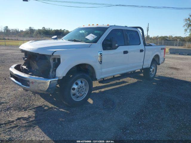 Ford F-350 Xl Image 3