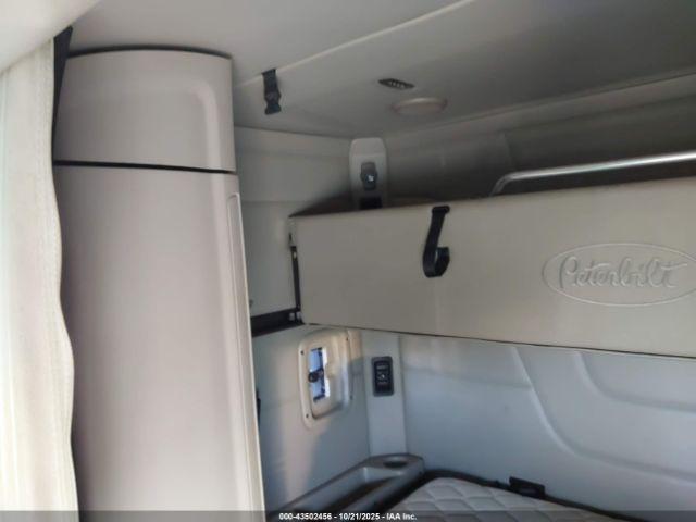 Peterbilt 579 Image 17