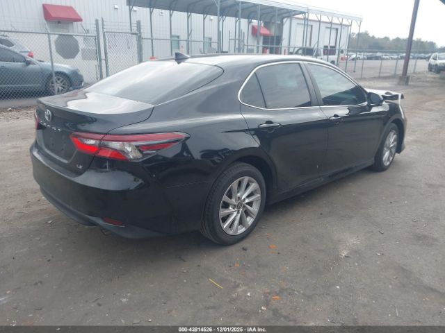 Toyota Camry Le Image 8