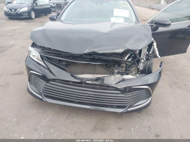 Toyota Camry Le Image 9