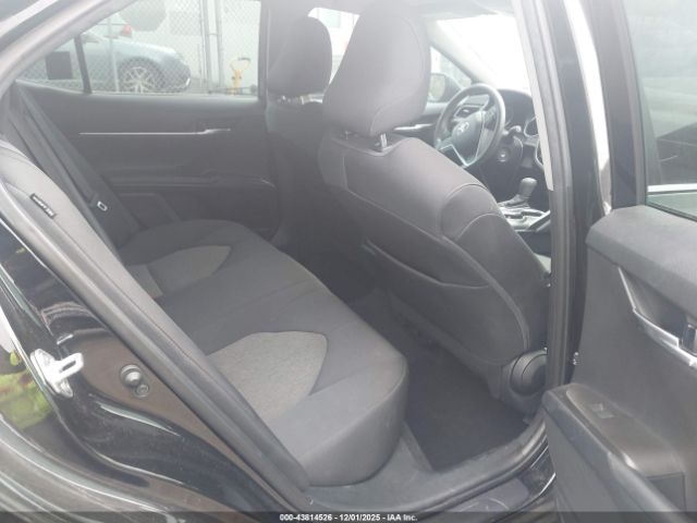 Toyota Camry Le Image 11