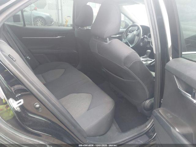 Toyota Camry Le Image 11