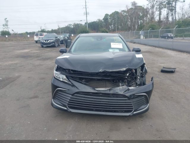 Toyota Camry Le Image 13