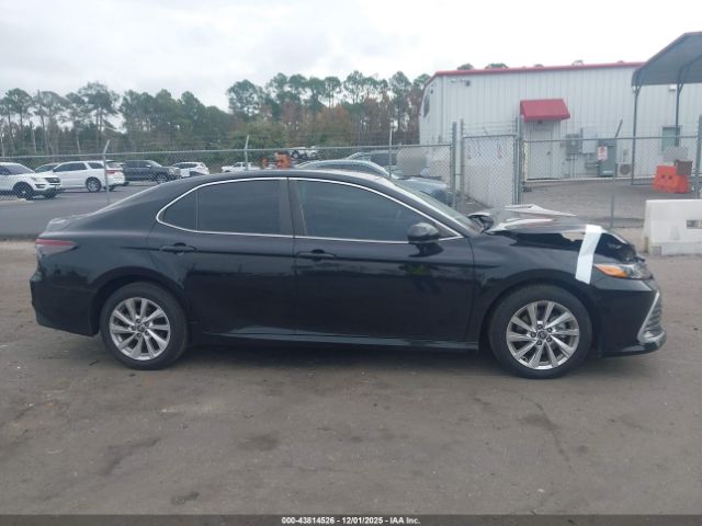 Toyota Camry Le Image 16