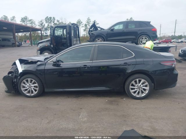 Toyota Camry Le Image 15