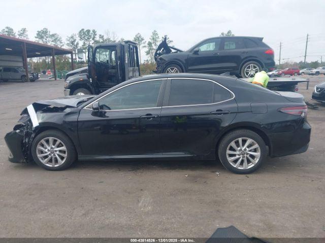 Toyota Camry Le Image 15