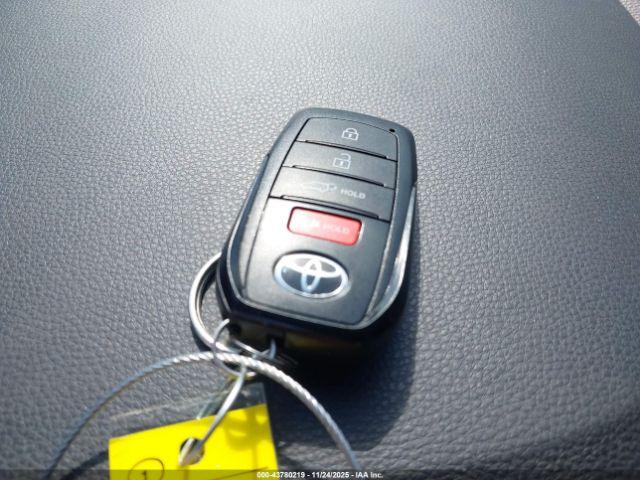 Toyota Corolla Xse Image 9