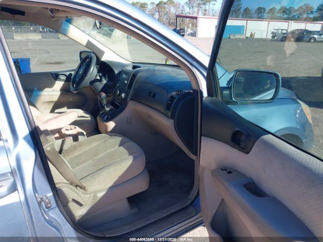 Hyundai Entourage Image 3