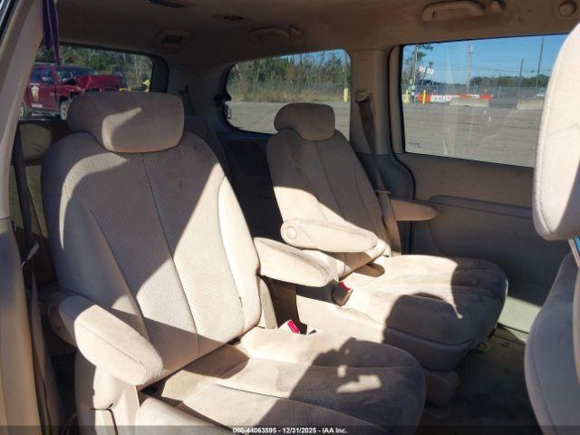 Hyundai Entourage Image 9