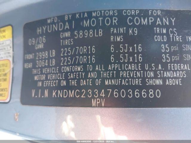 Hyundai Entourage Image 7