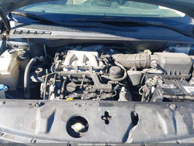 Hyundai Entourage Image 11