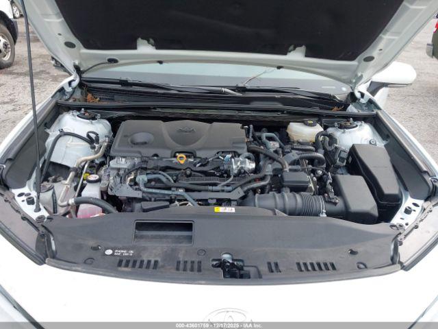 Toyota Camry Se Image 8