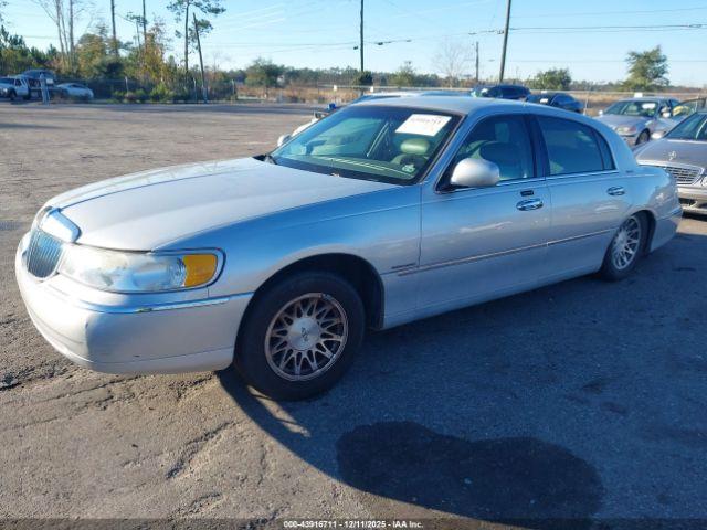 Lincoln Towncar Signature Image 2