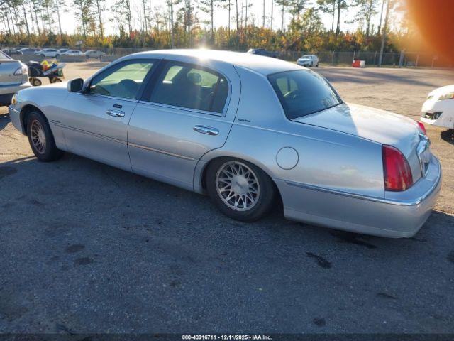 Lincoln Towncar Signature Image 11