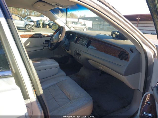 Lincoln Towncar Signature Image 3