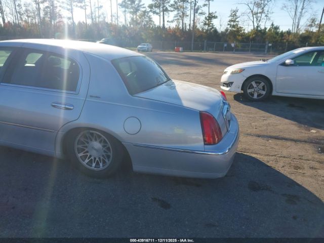 Lincoln Towncar Signature Image 5