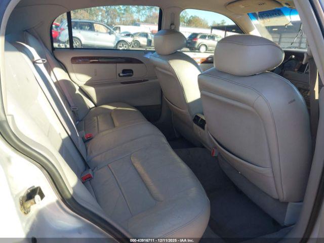 Lincoln Towncar Signature Image 8