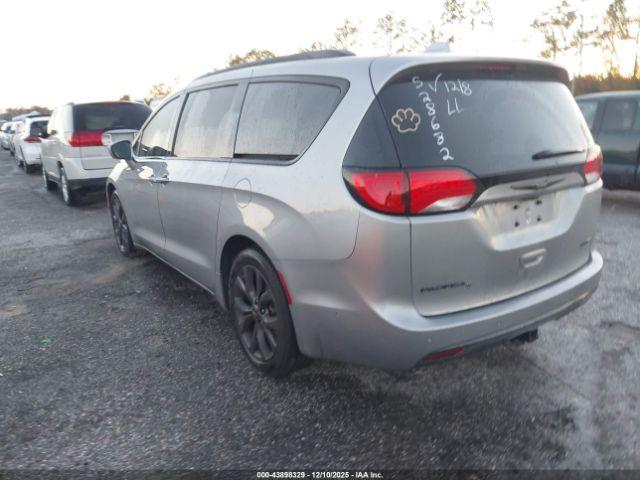 Chrysler Pacifica Limited Image 7