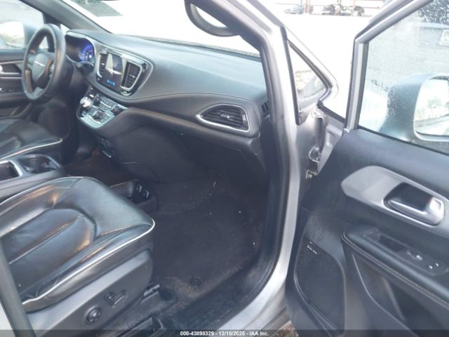 Chrysler Pacifica Limited Image 8