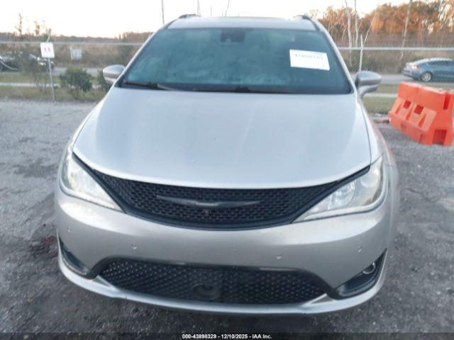 Chrysler Pacifica Limited Image 4