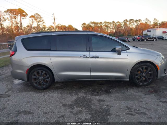 Chrysler Pacifica Limited Image 16