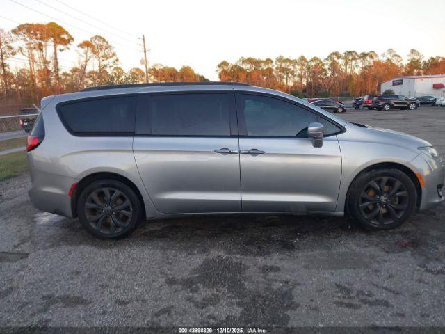 Chrysler Pacifica Limited Image 16