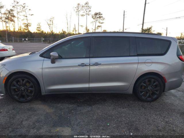 Chrysler Pacifica Limited Image 11