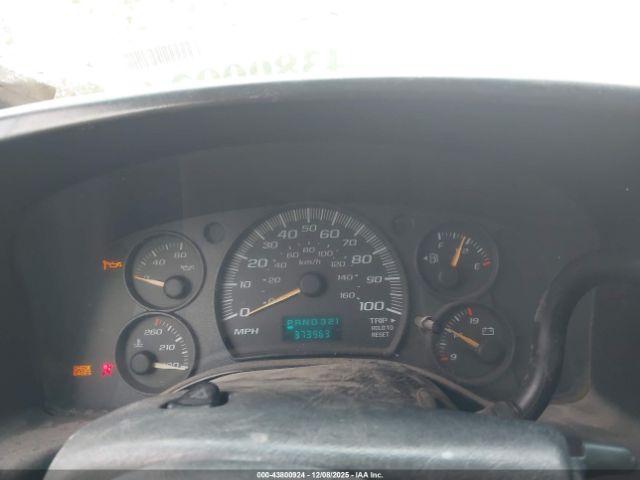 Chevrolet Express Work Van Image 7