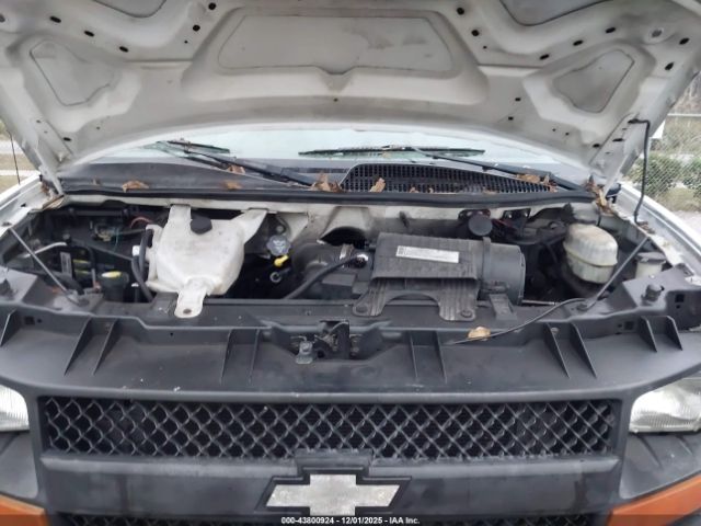 Chevrolet Express Work Van Image 2