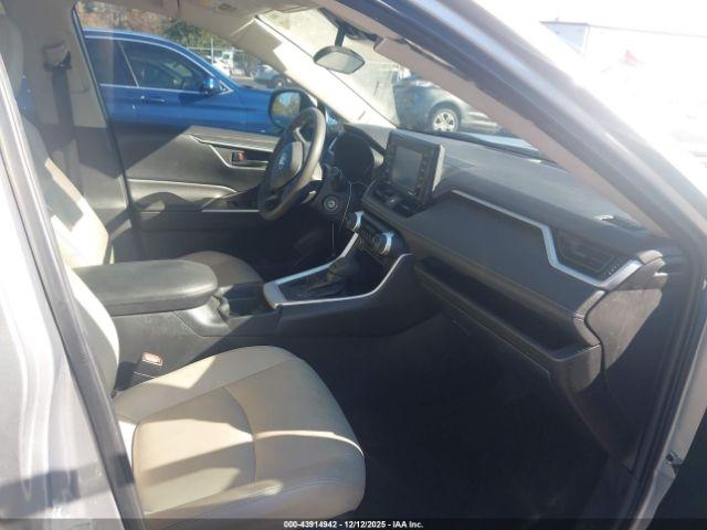 Toyota RAV4 Le Image 12